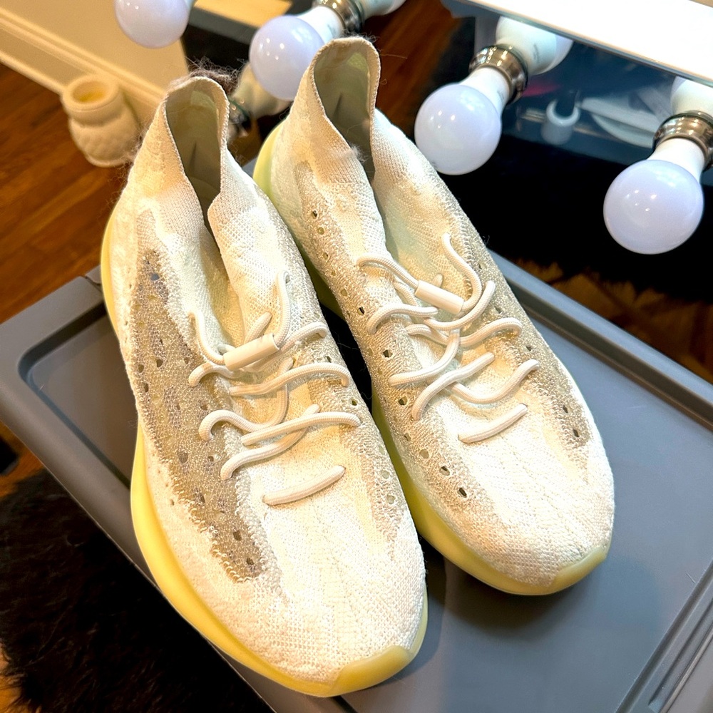 Yeezy shoes. Unisex